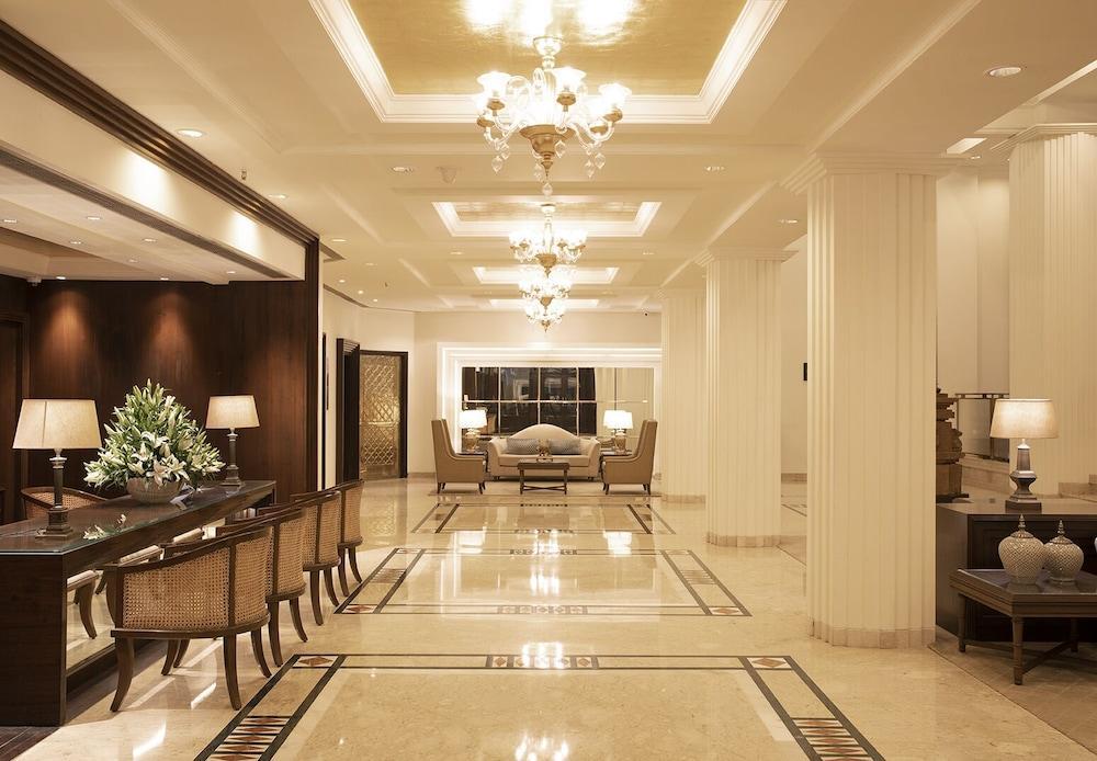 Taj Ganges Варанаси Экстерьер фото The lobby of the Taj Bengal