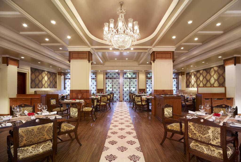 Taj Ganges Варанаси Экстерьер фото The interior of the restaurant