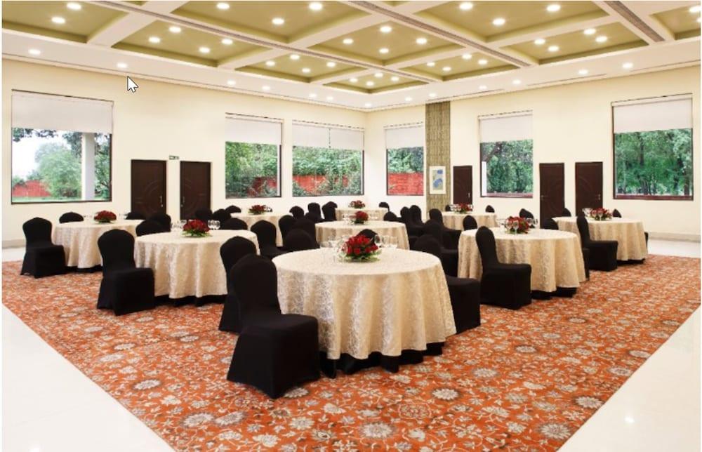 Taj Ganges Варанаси Экстерьер фото The Royal, a meeting room at The Oberoi, Mumbai