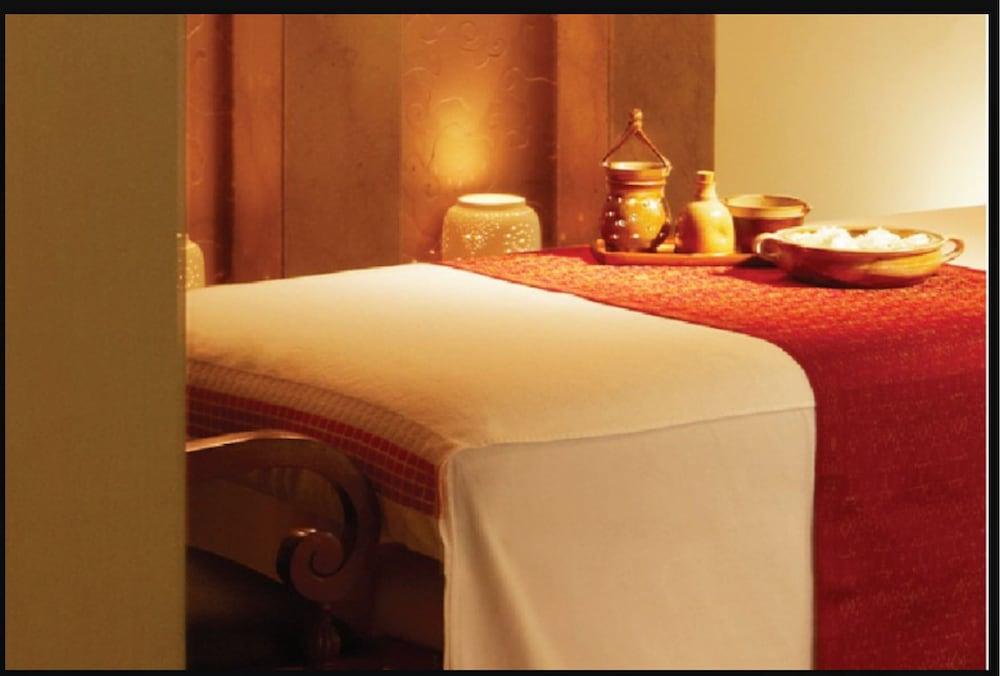 Taj Ganges Варанаси Экстерьер фото A massage table