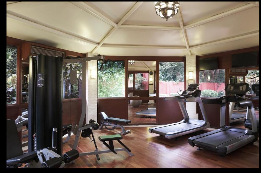 Taj Ganges Варанаси Экстерьер фото The gym at the Taj Bengal
