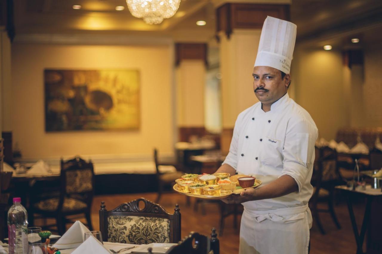 Taj Ganges Варанаси Экстерьер фото A chef at work