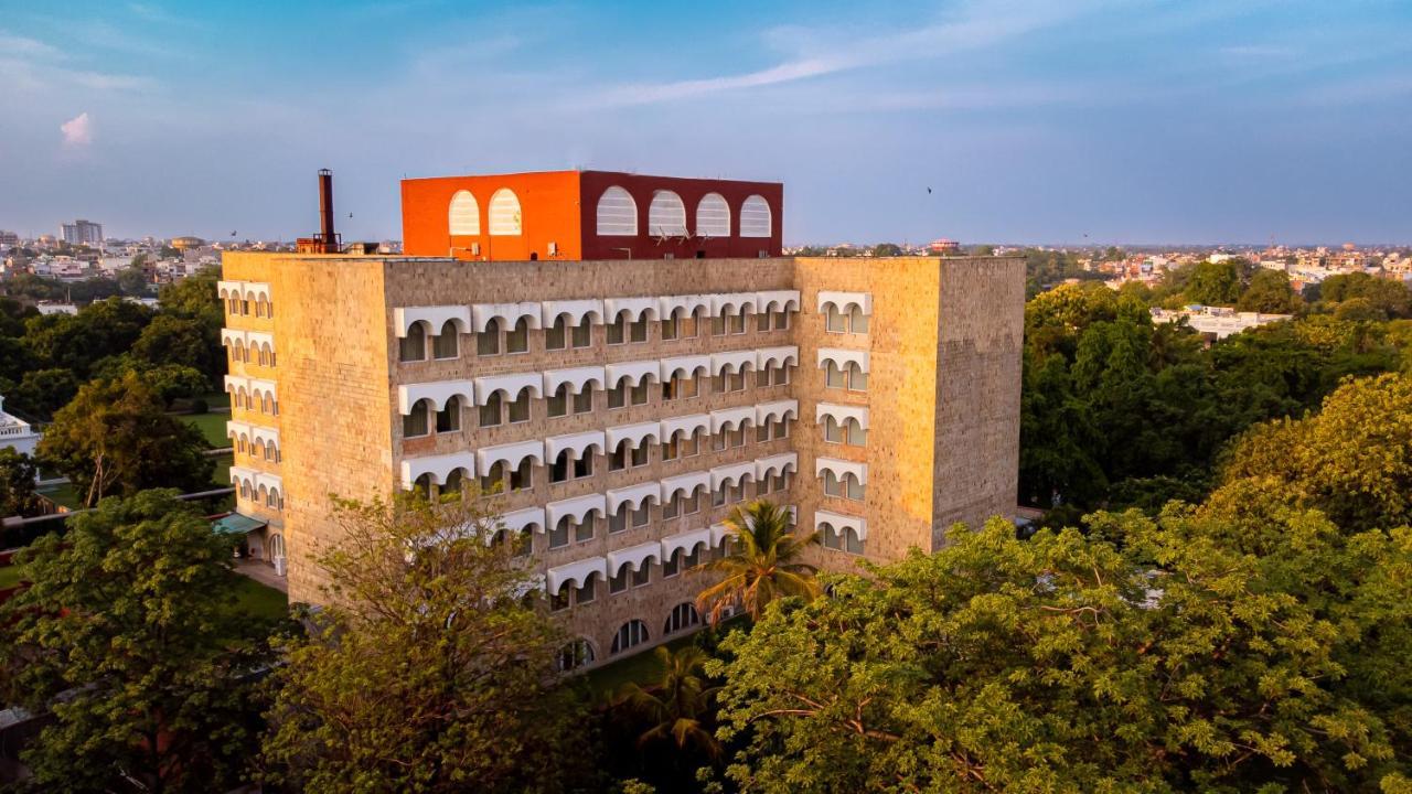 Taj Ganges Варанаси Экстерьер фото The main building of the university