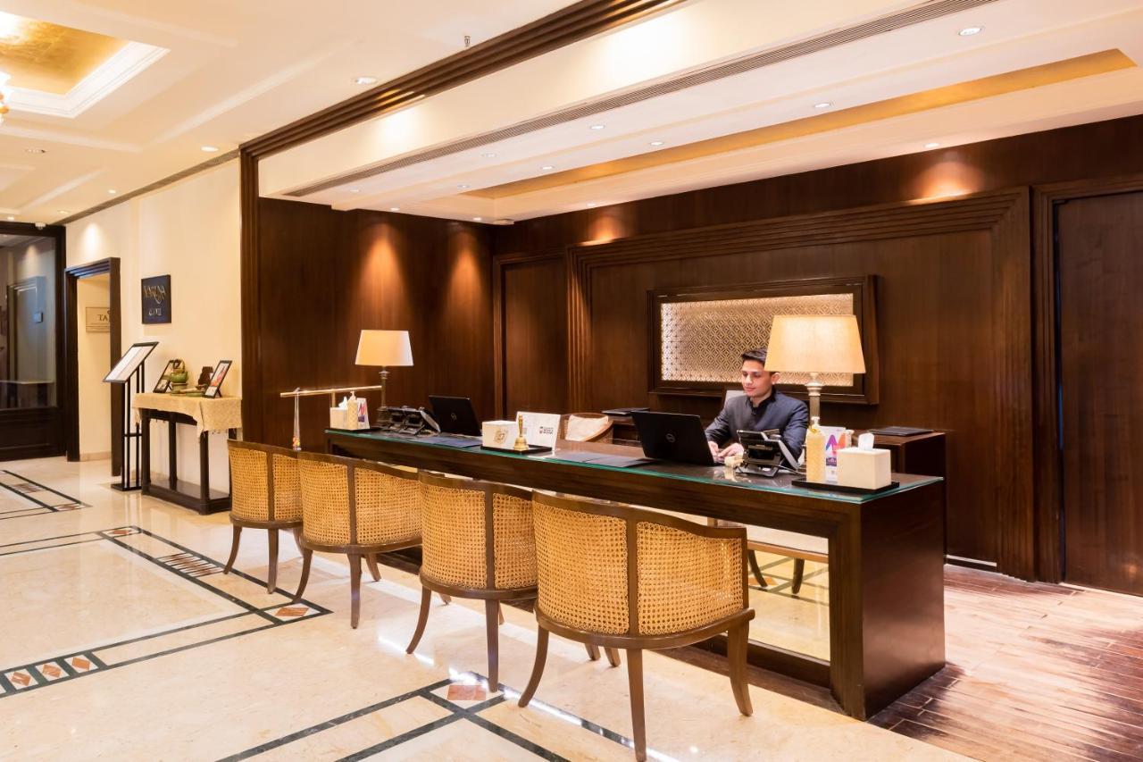 Taj Ganges Варанаси Экстерьер фото Concierge desk at a hotel