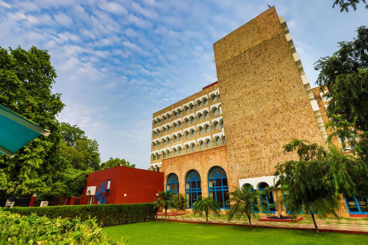 Taj Ganges Варанаси Экстерьер фото The main building of the university