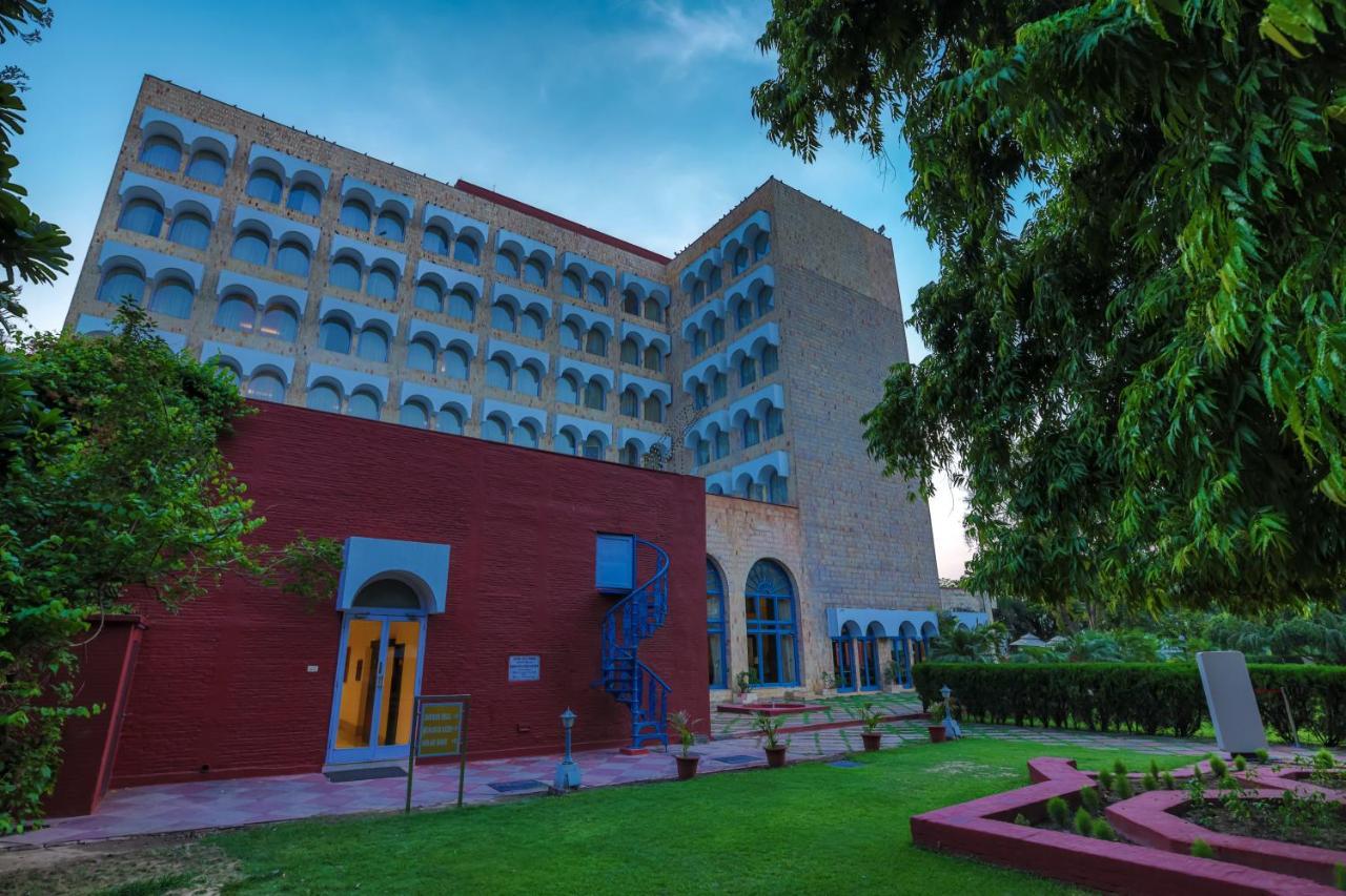 Taj Ganges Варанаси Экстерьер фото The main building of the university