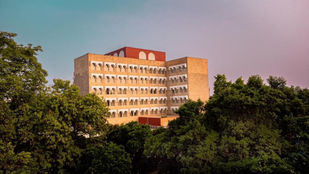 Taj Ganges Варанаси Экстерьер фото The main building of the university
