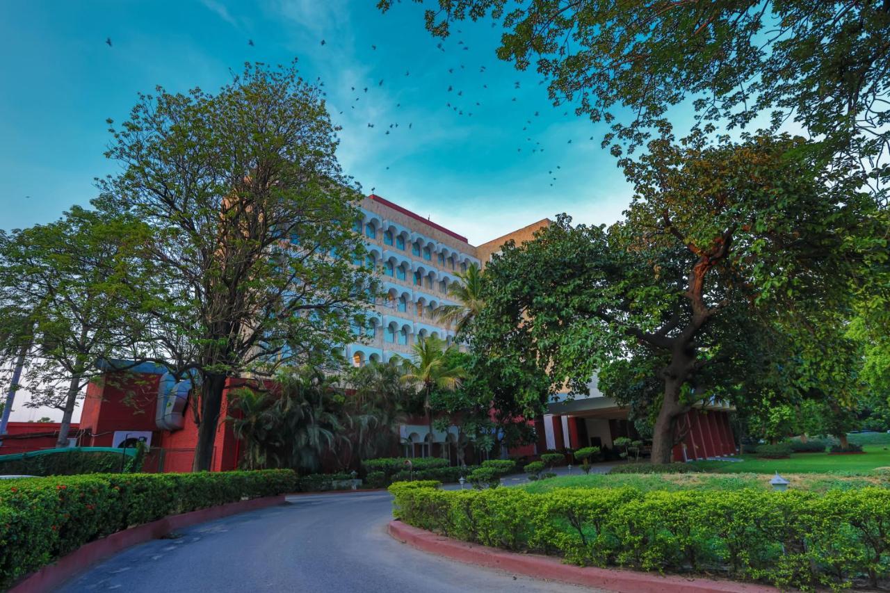 Taj Ganges Варанаси Экстерьер фото The main building of the university