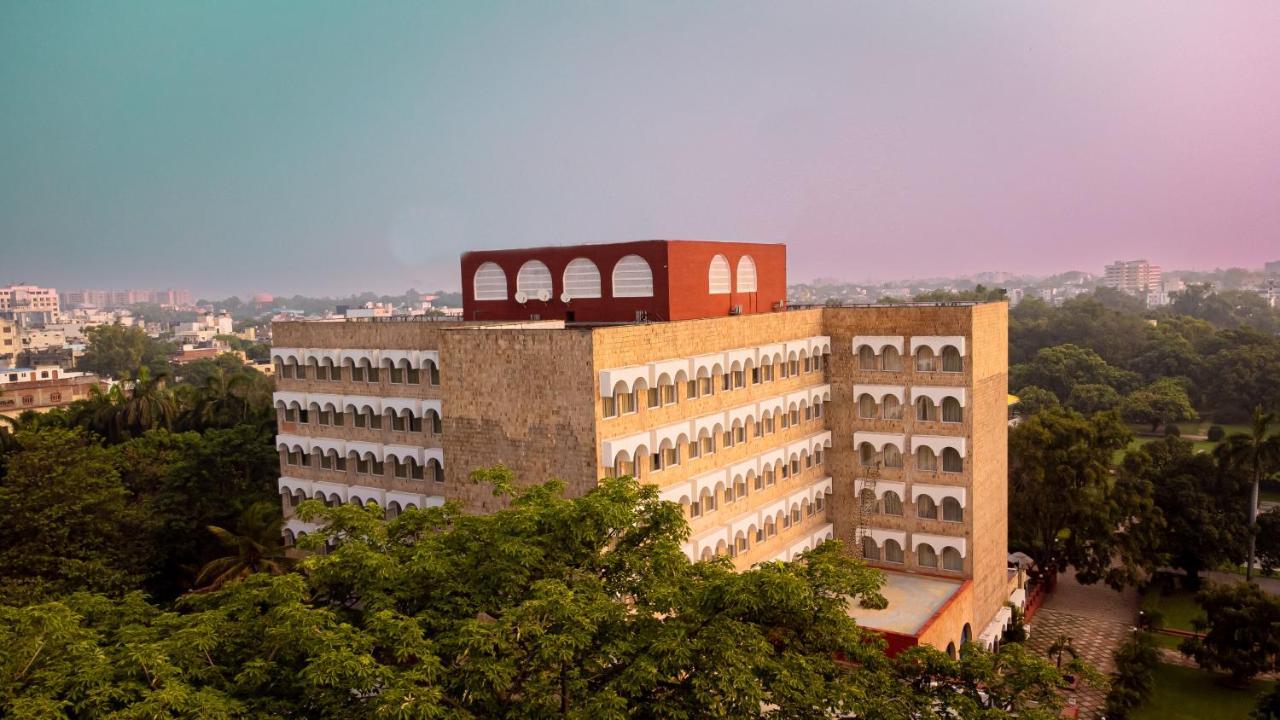 Taj Ganges Варанаси Экстерьер фото The main building of the university