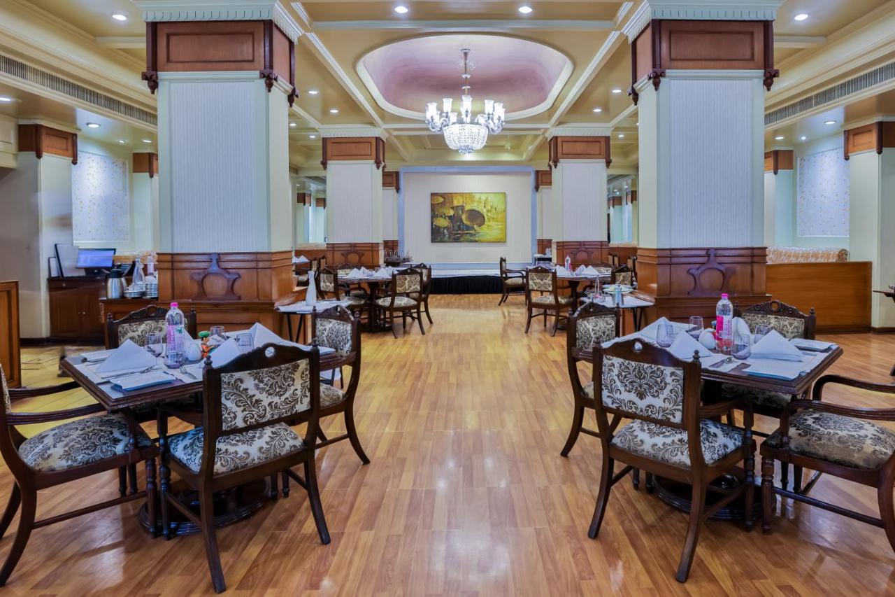 Taj Ganges Варанаси Экстерьер фото The restaurant