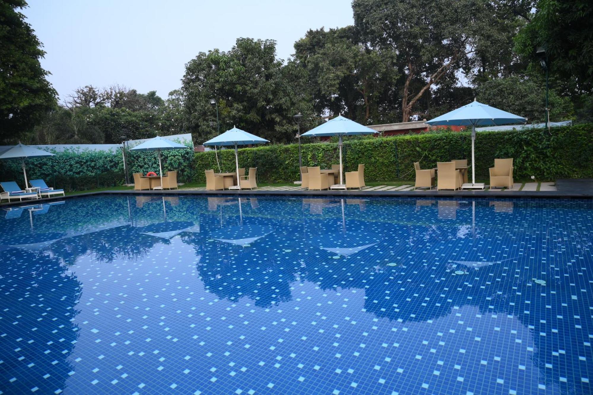 Taj Ganges Варанаси Экстерьер фото Swimming pool at the Taj Bengal
