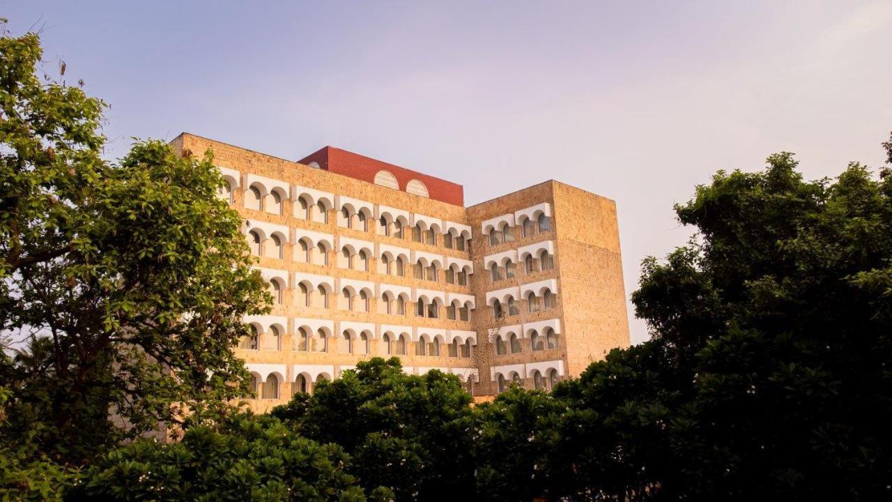 Taj Ganges Варанаси Экстерьер фото The main building of the university