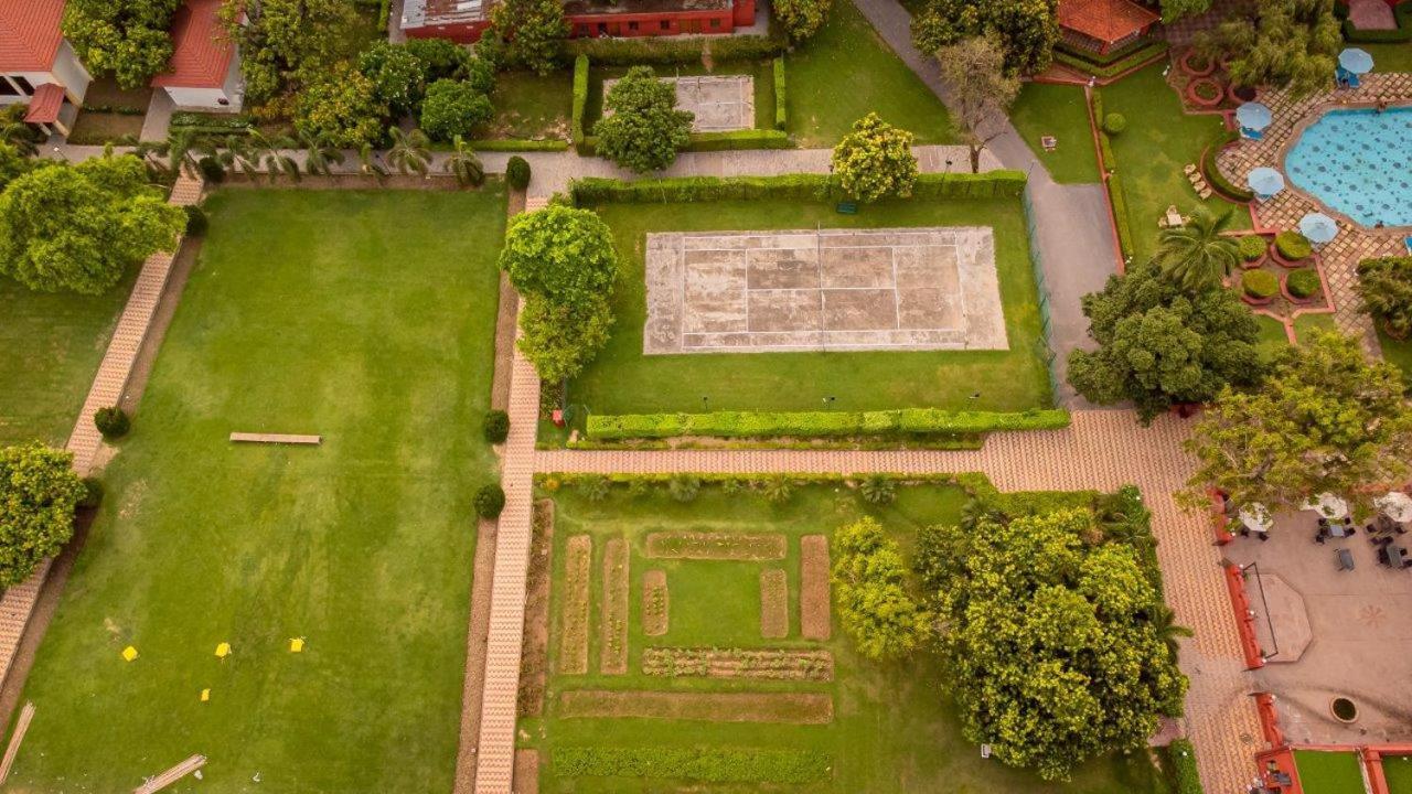 Taj Ganges Варанаси Экстерьер фото Aerial view of the tomb