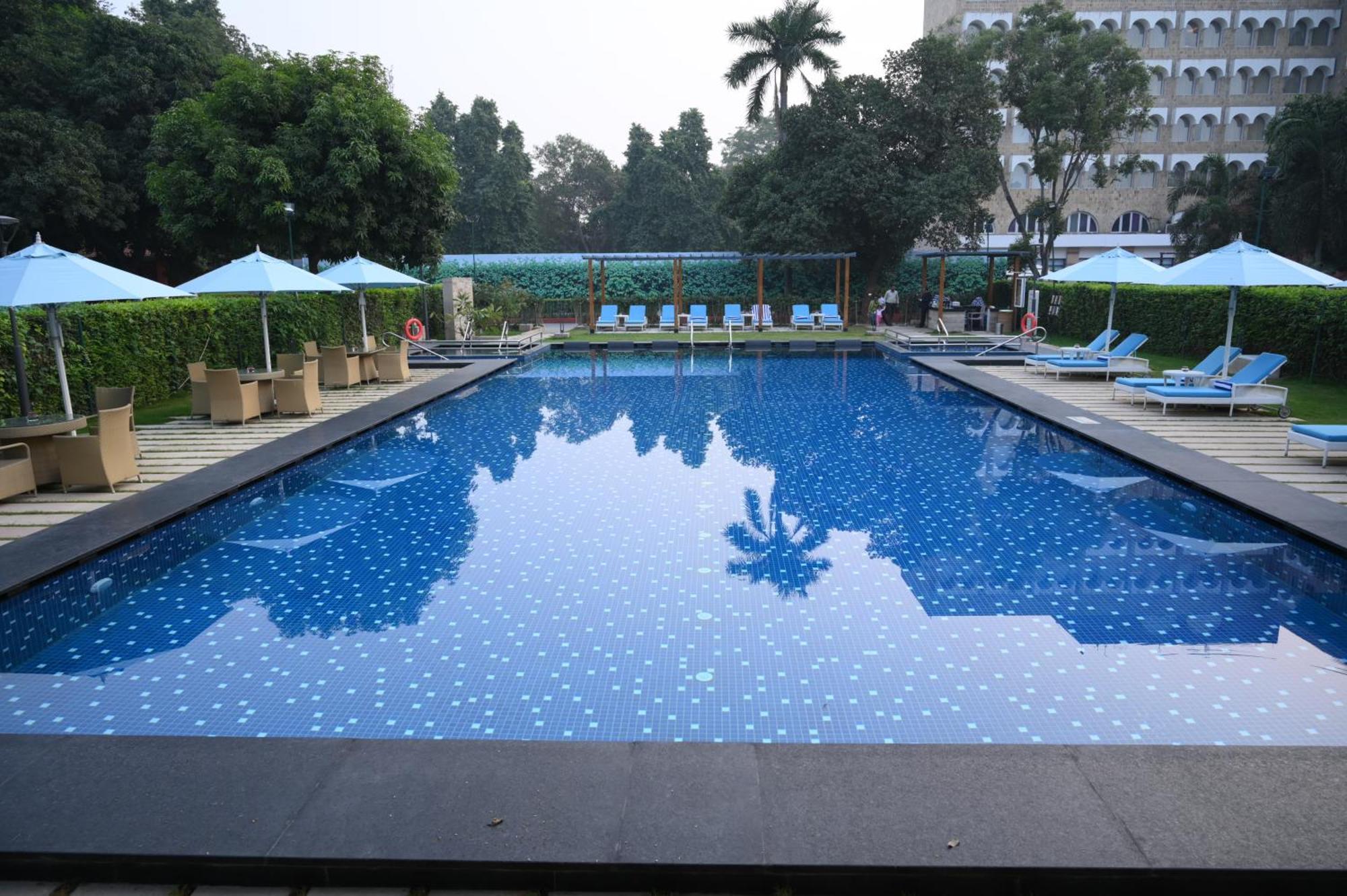 Taj Ganges Варанаси Экстерьер фото Swimming pool at the hotel
