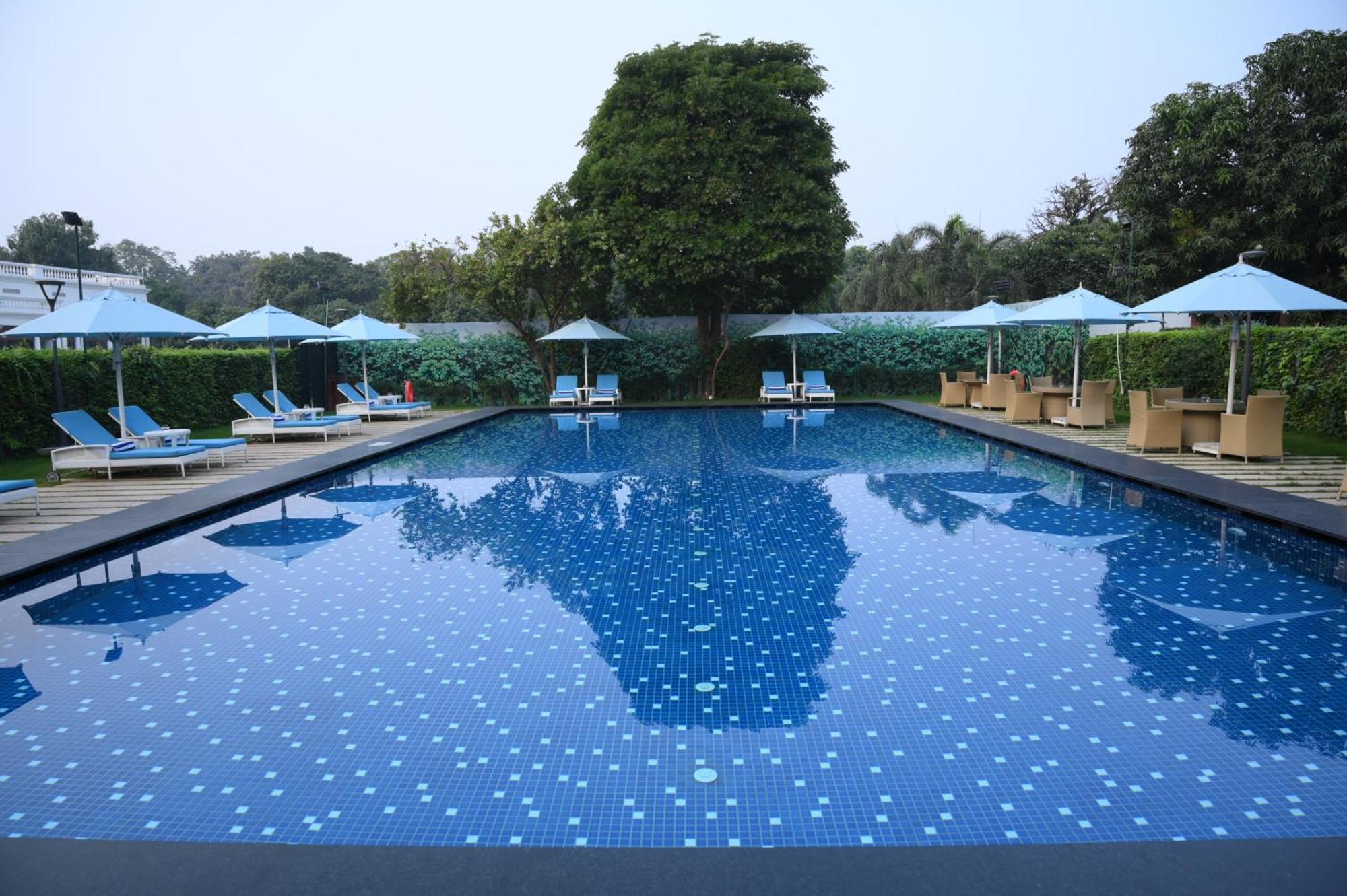 Taj Ganges Варанаси Экстерьер фото Swimming pool at the Taj Bengal