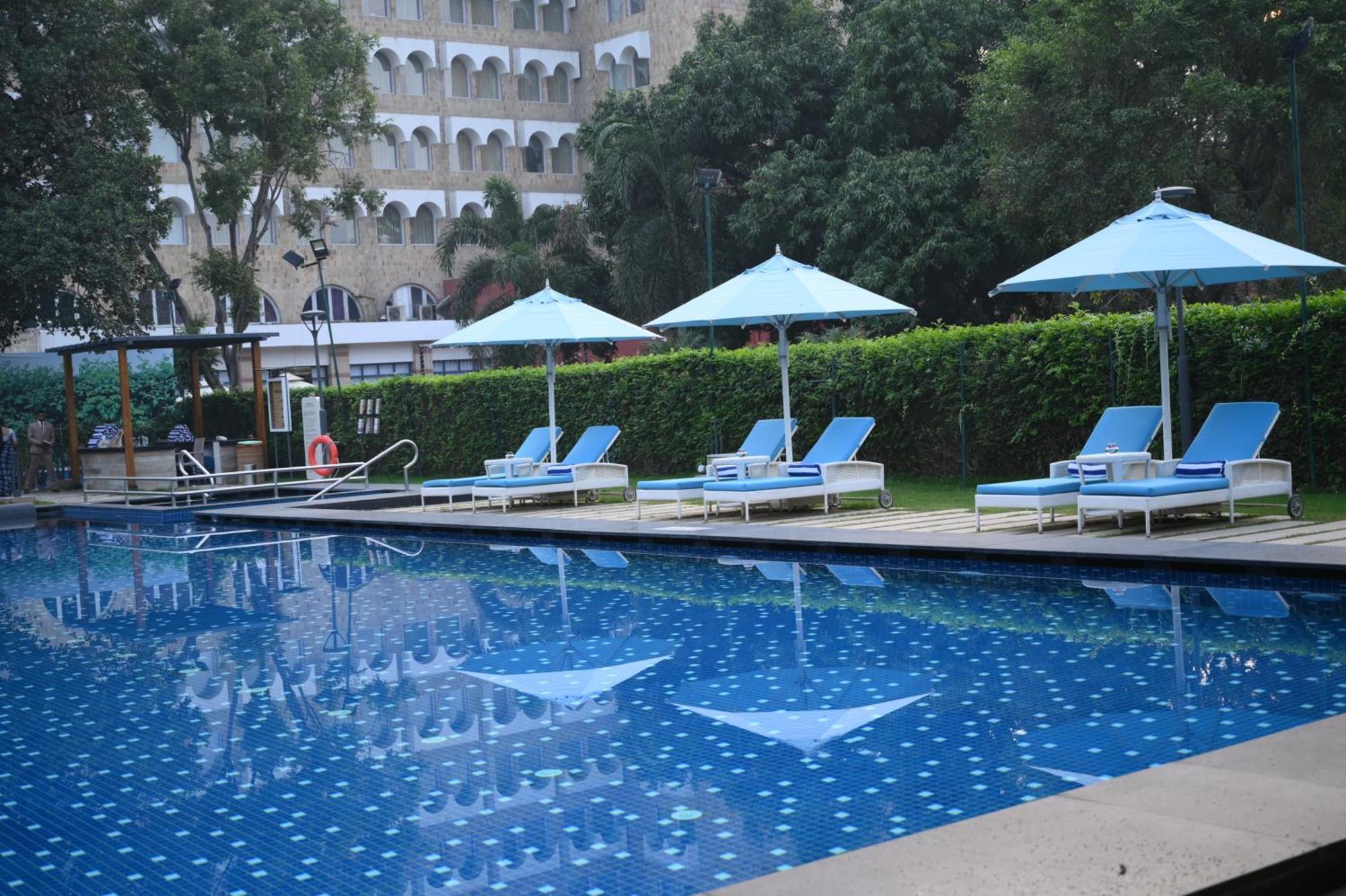 Taj Ganges Варанаси Экстерьер фото Pool at the Taj Bengal
