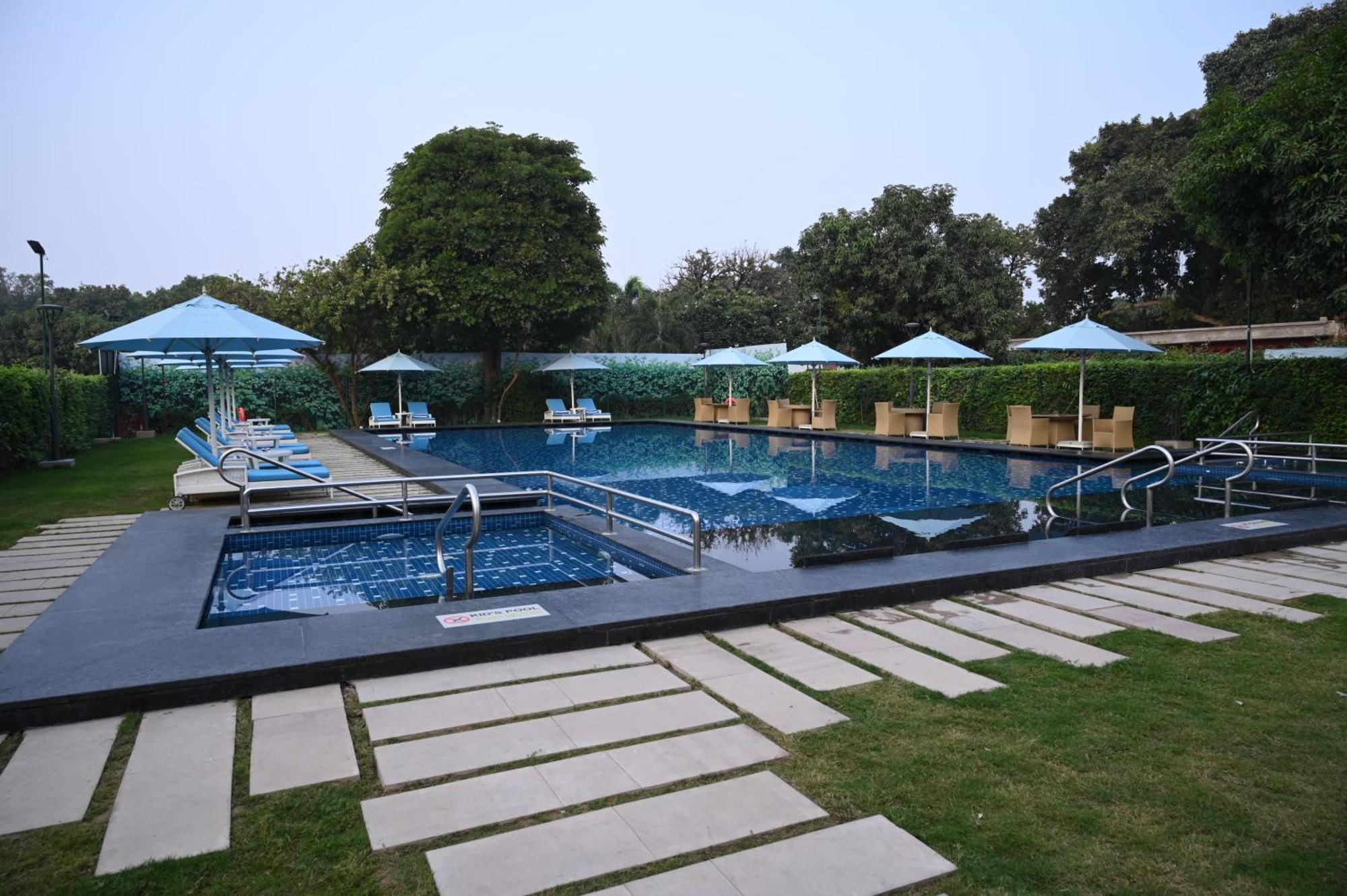 Taj Ganges Варанаси Экстерьер фото The pool at the Taj Bengal