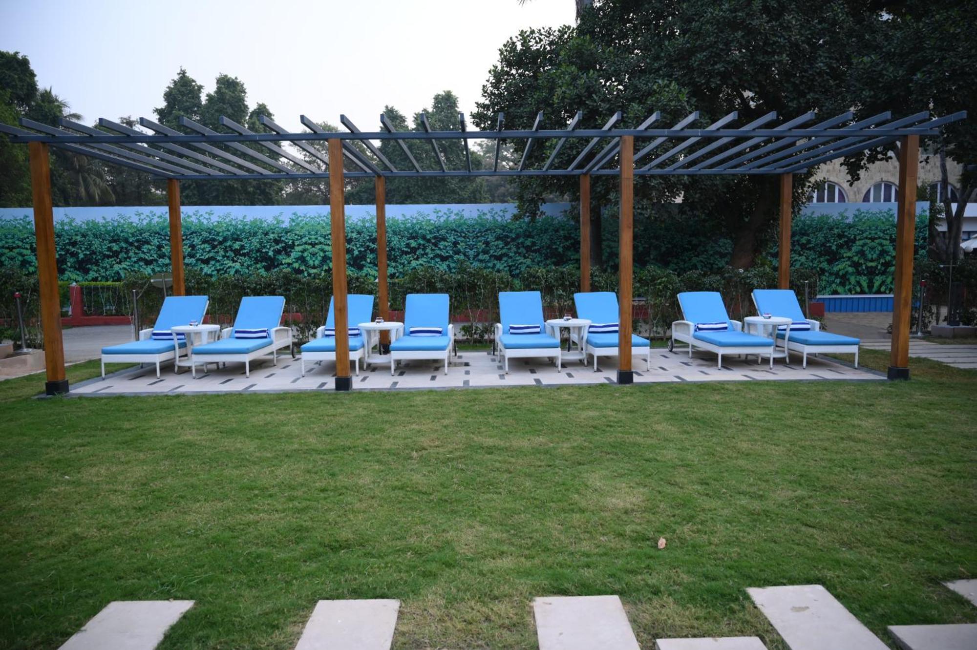 Taj Ganges Варанаси Экстерьер фото The pool at the hotel