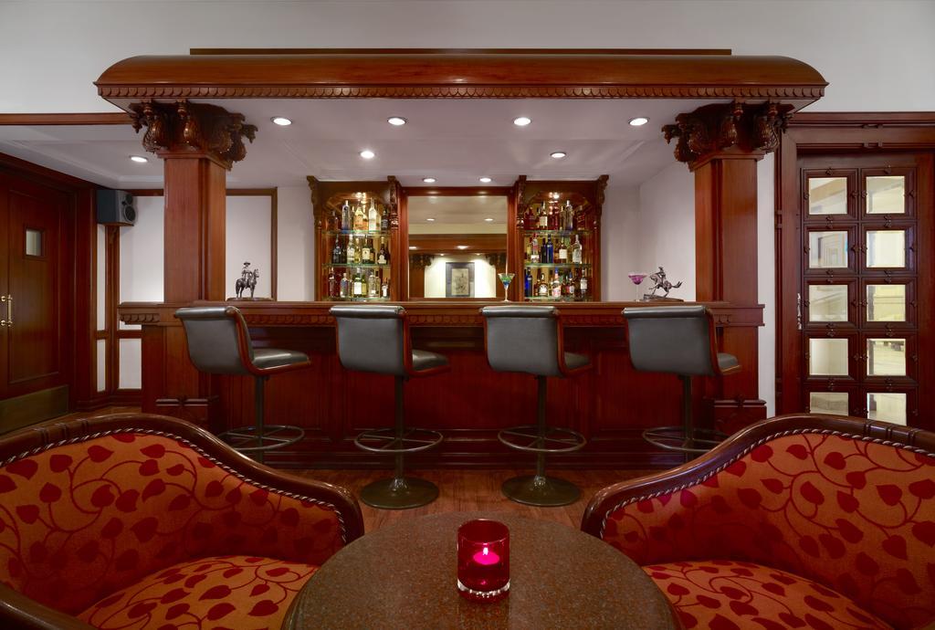 Taj Ganges Варанаси Экстерьер фото The bar
