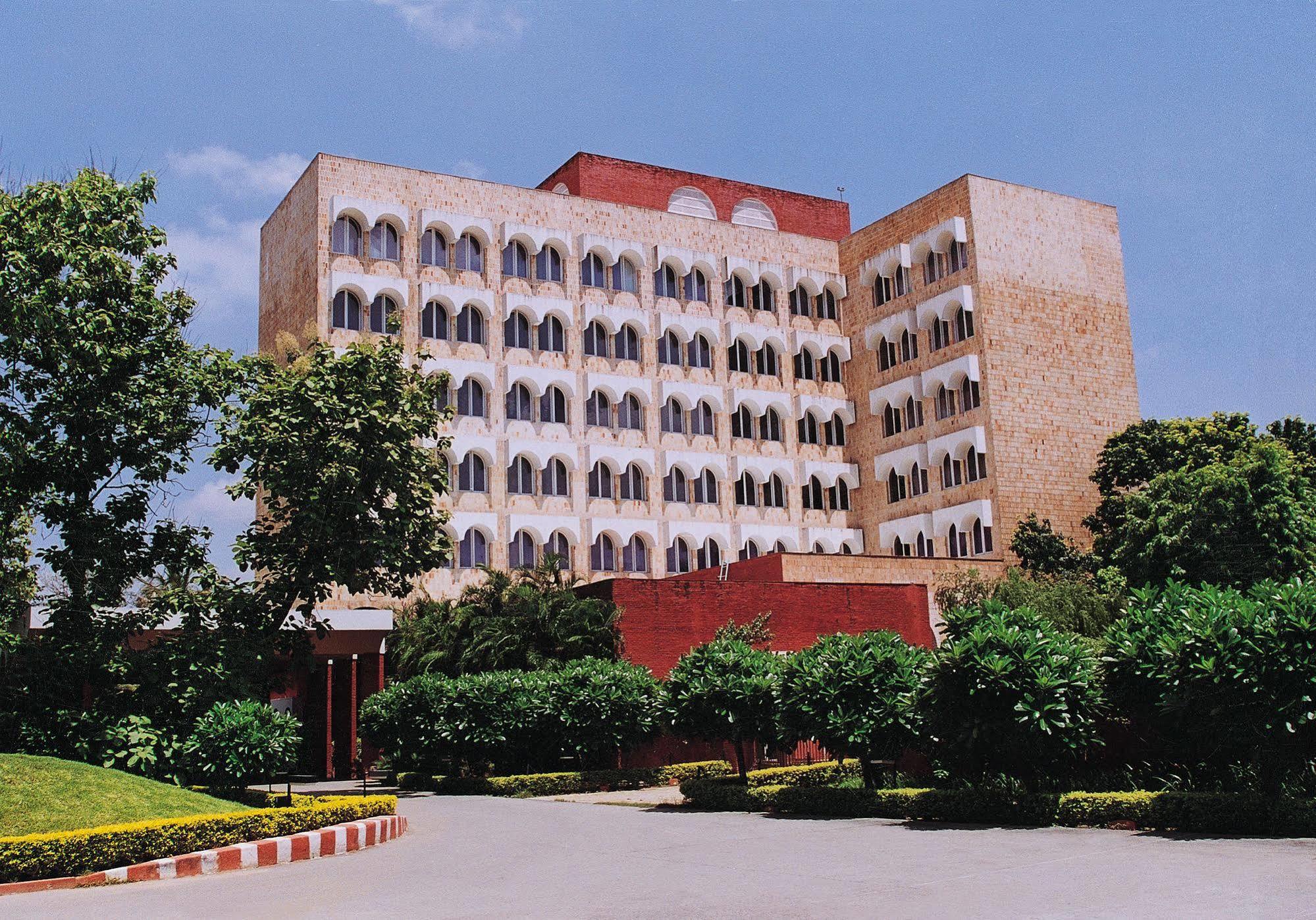 Taj Ganges Варанаси Экстерьер фото The Academic Block