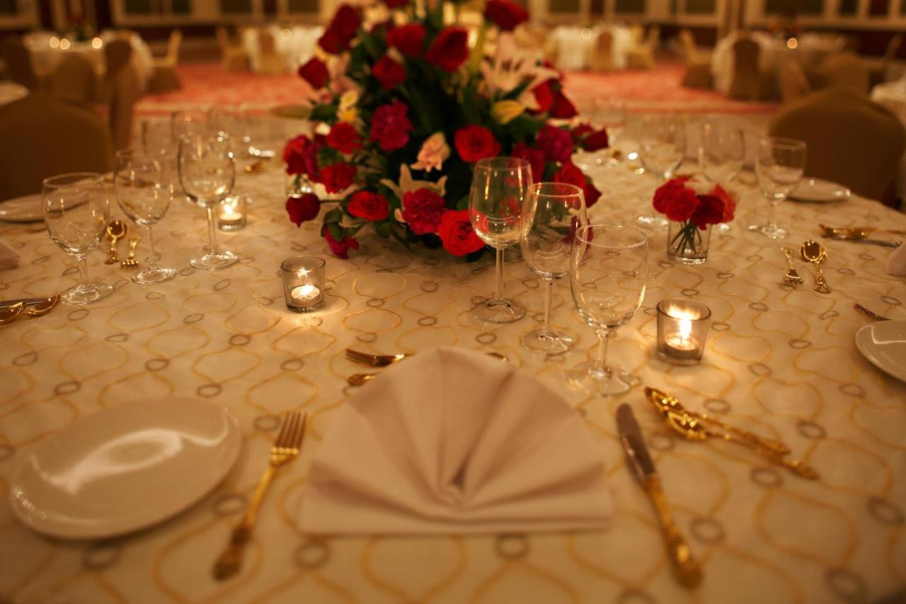 Taj Ganges Варанаси Экстерьер фото A table set for a formal dinner