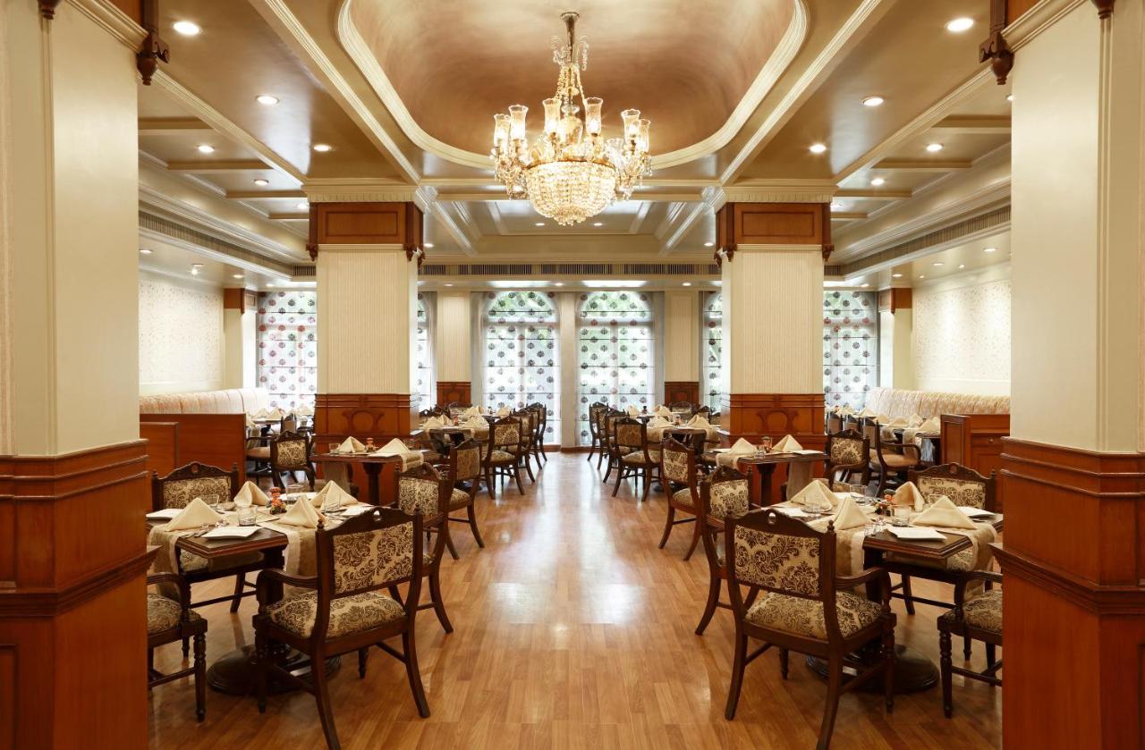 Taj Ganges Варанаси Экстерьер фото The interior of the restaurant