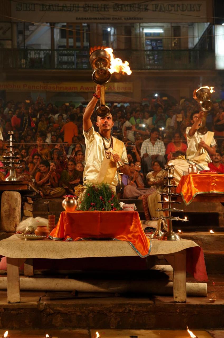 Taj Ganges Варанаси Экстерьер фото A pandit reciting the Gayatri mantra during the evening aarti at the Triveni ghat, Varanasi